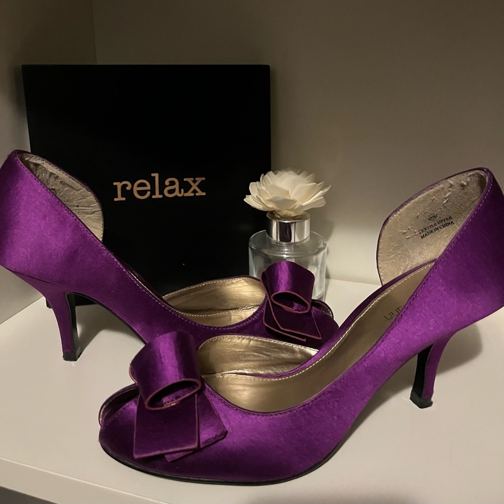 Roberto Vianni — Purple(ish) satin shoes — Size 6.5 — Approx. 2.5in heel.